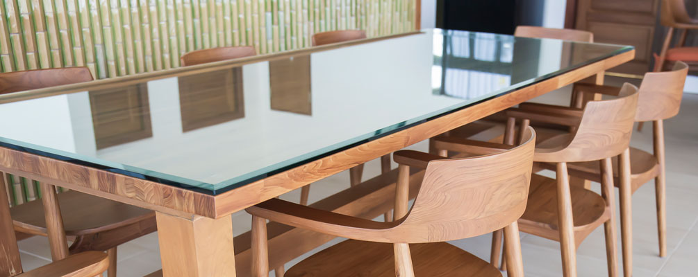 Verre de protection transparent sur table en bois