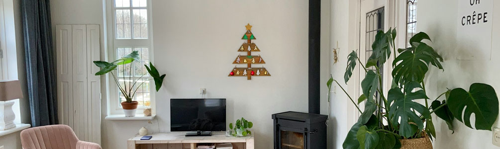 Sapin de noel en planche de bois au mur